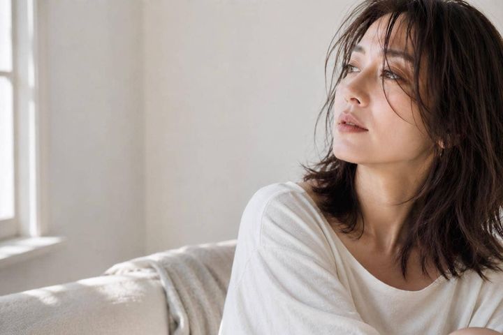 「疲れてないのに疲れて見える…」40代以降で差がつく“顔まわり”の整え方