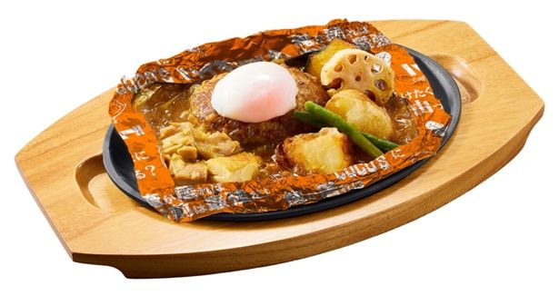 〈第1弾〉「食べて強くなれ！和風カレー包み焼きハンバーグ」(1639円)。鰹節の旨味が効いた和風カレーを、レンコン・ジャガイモなど具沢山にすることで、烏野の“一致団結”した雰囲気をイメージ。別添えの温泉玉子をソースに絡めると、まろやかな味わいに変化する