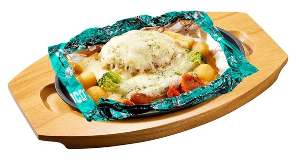 〈第2弾〉「うまさを制す！チーズフォンデュ包み焼きハンバーグ」(1639円)。ガーリック香るトマトソースととろけるチーズソースを合わせた青葉城西高校イメージのハンバーグ。学校カラーのブロッコリーや、バレーボールを模したポテトニョッキがポイント