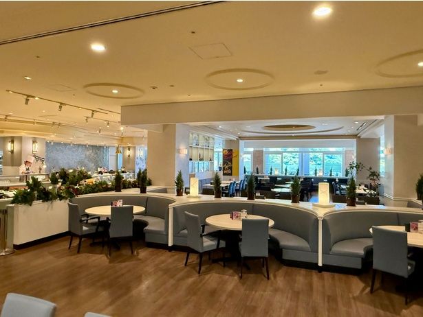 白を基調とした広々とした「レストラン グランサンク」の店内