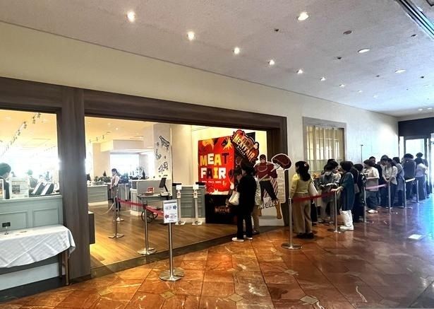 【写真】開店前にも関わらず、多くの来場者が列をなす