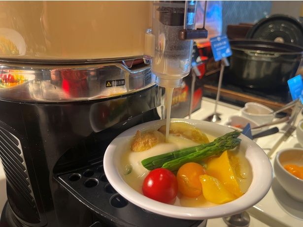 色とりどりの野菜には、チーズフォンデュソースを好きなだけかけて召し上がれ！