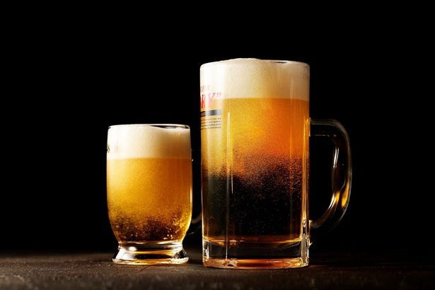 フリーフローで楽しめるビールのほか、総重量2.3キロの「背徳の超メガジョッキ」(写真右・2200円)も登場 ※価格はホテルにより異なる