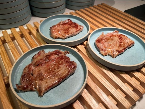 丁寧に焼き上げられたステーキは、シンプルな味つけで肉本来の旨味が際立つ