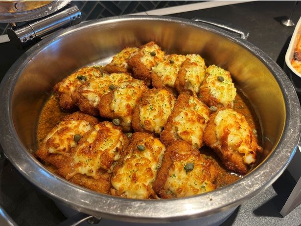 チキンカツに、タルタルソース＆チーズ＆ブラウンバターを合わせた、まさに“背徳感の積み重ね”的な一品