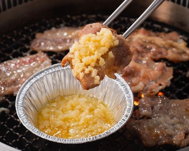 焼いたカルビに「ガリバタ刻みにんにく」を絡めて食べよう