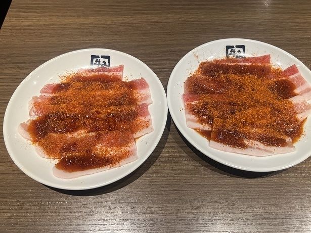 「赤辛カルビ」の普通(左)と大辛(右)