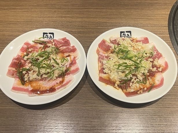 「スタミナWガーリックカルビ」の通常(左)とマシマシ(右)