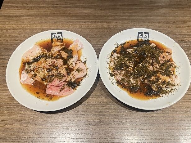 「黒シビ豚ホルモン」の普通(左)と大辛(右)