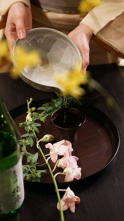 OHYAが金属加工技術と漆職人の手仕事が融合した日本酒時間を彩る新作おちょこを発表