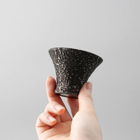 OHYAが金属加工技術と漆職人の手仕事が融合した日本酒時間を彩る新作おちょこを発表