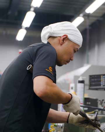 OHYAが金属加工技術と漆職人の手仕事が融合した日本酒時間を彩る新作おちょこを発表