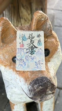 【福岡県八女市】福島八幡宮が、「梅雨限定『鳥獣戯画御朱印』」を頒布。境内の紫陽花とともに撮影