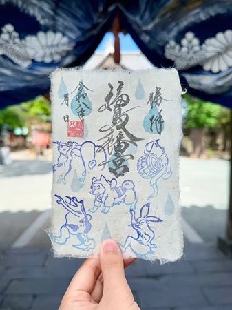 【福岡県八女市】福島八幡宮が、「梅雨限定『鳥獣戯画御朱印』」を頒布。境内の紫陽花とともに撮影