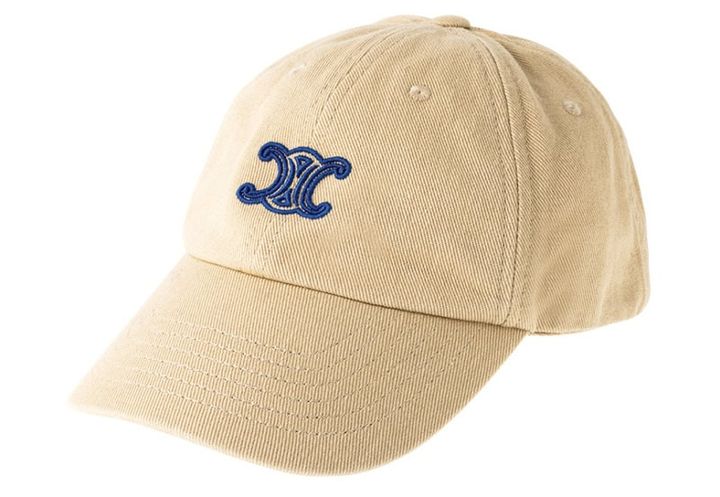 「ブルー刺しゅうのトリオンフが新鮮でこなれ感も抜群」（K）キャップ￥84,700※予定価格（セリーヌ／セリーヌ ジャパン）
