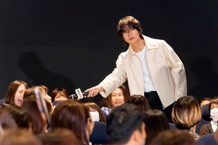 山下智久、700人超の観客席へ突撃！ “神ファンサ”『正直不動産』舞台挨拶に歓声