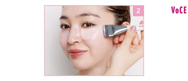 顔の中央に明るいファンデをオン