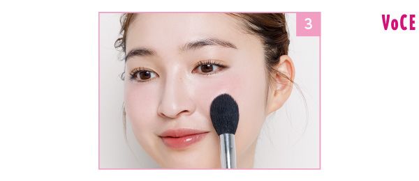 鮮やかな色を頰に縦長に