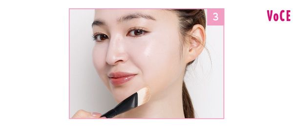 暗めファンデを顔の外側に