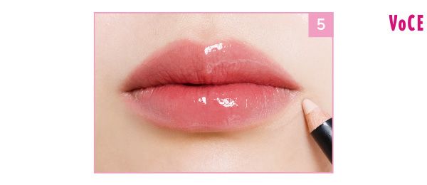 コンシーラーペンで口角を引き上げる
