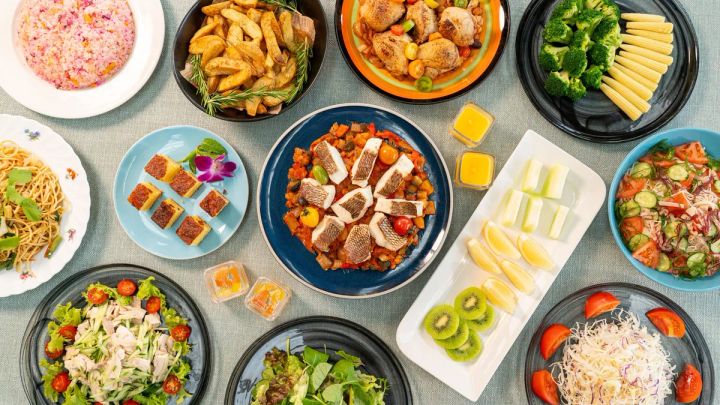 オーシャンテラス夏ビュッフェの料理が並んだビュッフェ台