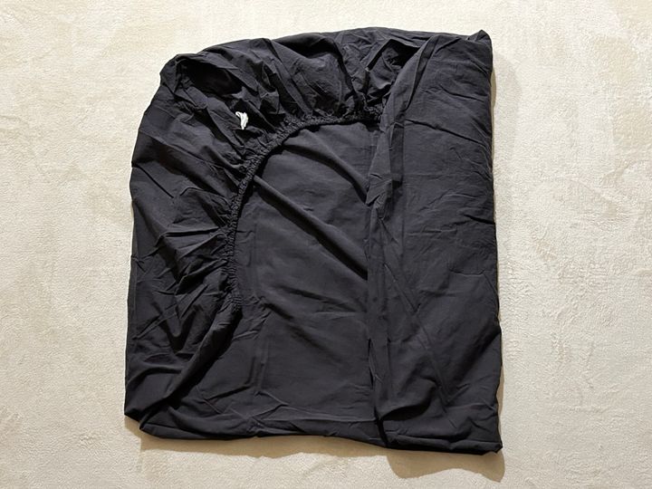 もうグシャグシャは卒業！超コンパクトな『ボックスシーツ』のたたみ方♡スッと自立して快適に