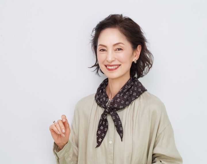 ワンピース¥48,400、スカーフ¥11,000／ともにネストローブ（ネストローブ 表参道店） イヤリング¥3,300／ダナエ∴（ススプレス） リング¥28,600／プラウ