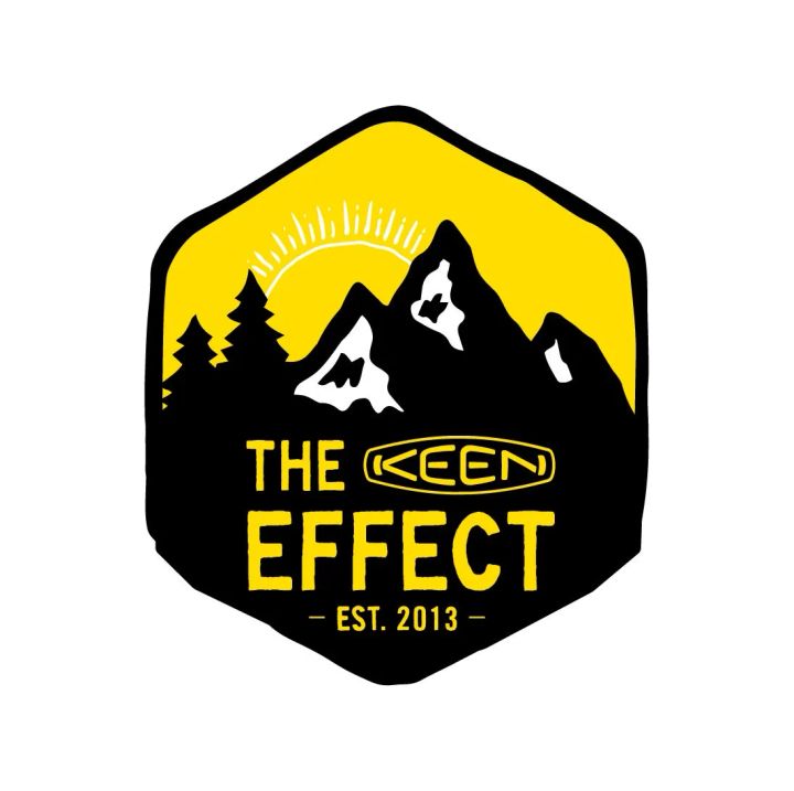 KEENの環境活動プログラム「THE KEEN EFFECT」のバッジ型ロゴ。黒・黄配色で山・樹木・太陽のシルエットとEST.2013の文字入り