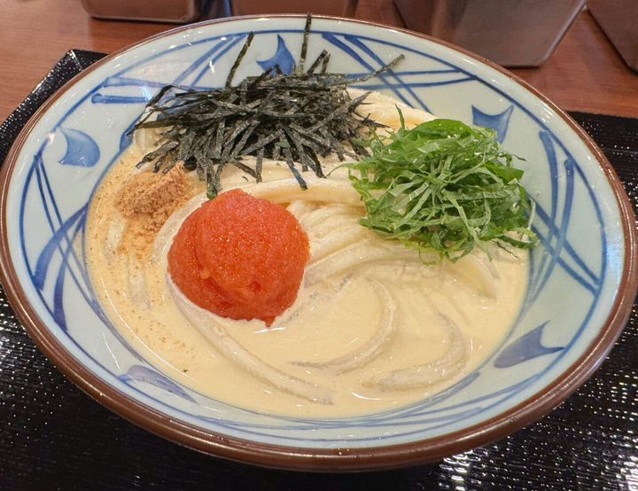濃厚なコクと爽やかさが奇跡の融合！「冷やし明太クリームうどん」