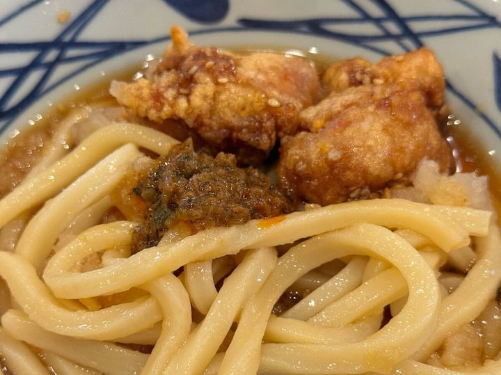 このわんぱくな一杯に合わせたいのが、無料トッピングの「しび辛ラー油」！