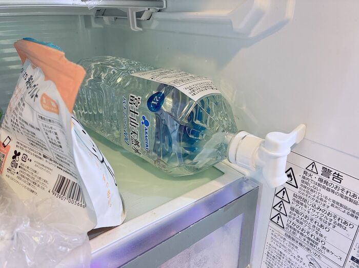 【100均ワッツ】ボトルに“ふた”をするだけで『おうちスタンド』が爆誕！キッチンへの水こぼしゼロで感動しちゃった