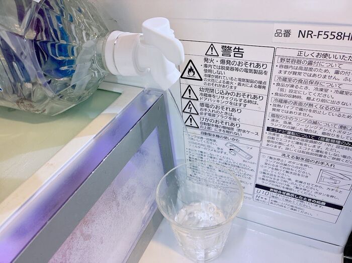 【100均ワッツ】ボトルに“ふた”をするだけで『おうちスタンド』が爆誕！キッチンへの水こぼしゼロで感動しちゃった
