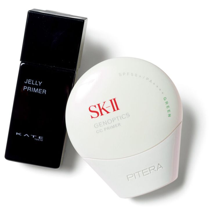 （右）ハリ感のある肌に仕上げる。SK-Ⅱ ジェノプティクス CCプライマー ミントグリーン SPF50+･PA++++ ¥9,900（編集部調べ）／SK-Ⅱ （左）ツヤ仕上がりながら、メイク崩れしにくい処方。ケイト ジュレリーププライマー オーシャングリーン SPF50+･PA++++¥1,980（編集部調べ、一部店舗・WEBにて発売）／カネボウ化粧品