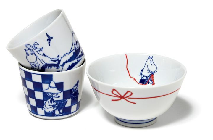 右から、ムーミンママが編んでいる毛糸が水引になるデザインの茶碗MIZUHIKI ￥2,420、そば猪口ICHIMATSU、NAMIMA 各￥1,980 ／すべて山加商店