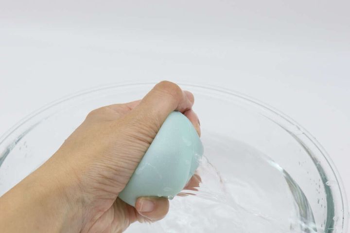 ダイソーのリユーザブル水風船は衝撃を与えると水が飛び出す