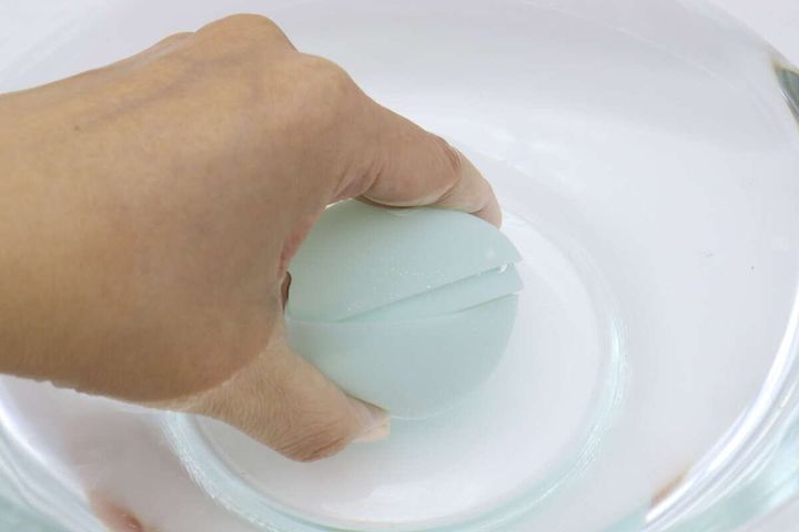 ダイソーのリユーザブル水風船に水を入れる様子