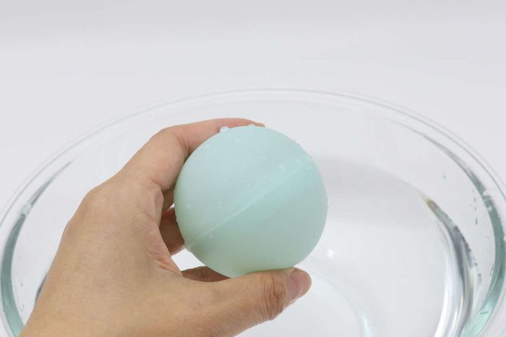 ダイソーのリユーザブル水風船に水を入れた状態