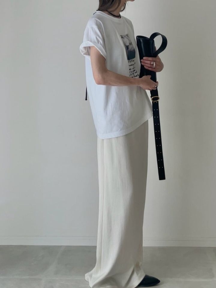 2026夏大人女性おすすめ白TIラインスカートコーデ