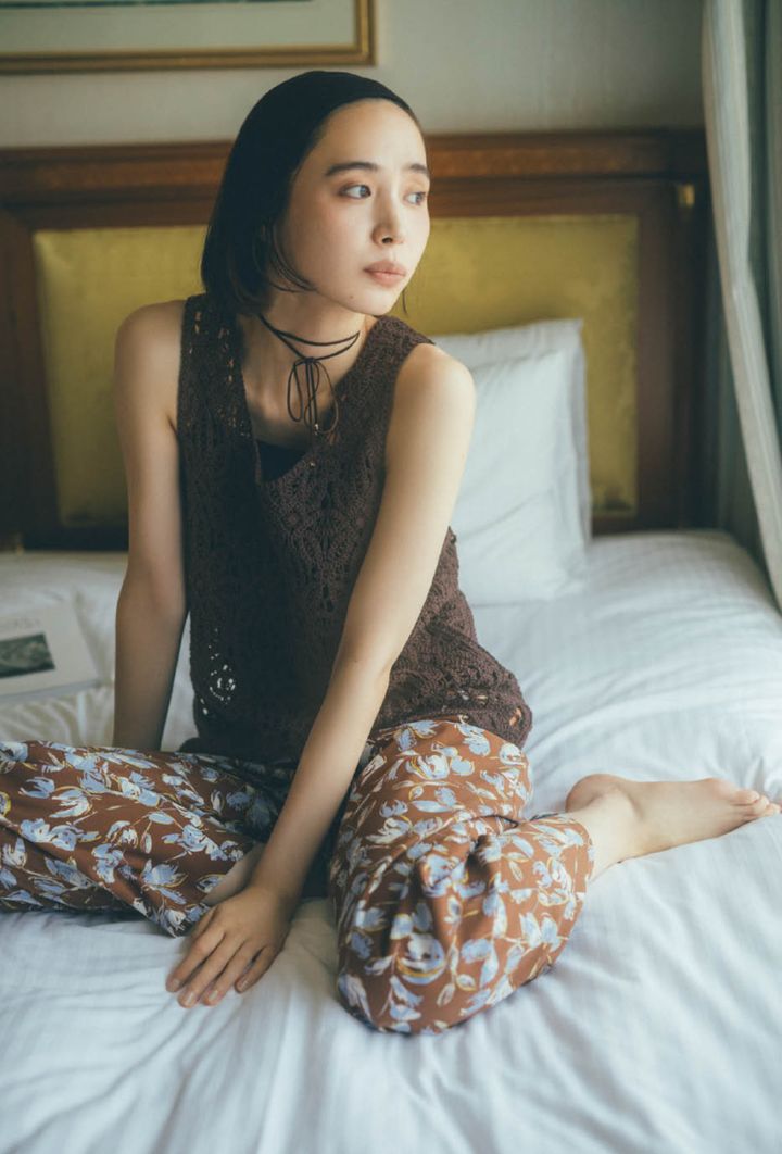 読書にうたた寝、ベッドでまどろむ贅沢な午後。トップス¥10,450、中に着たキャミソール¥6,050、パンツ¥9,900、チョーカー¥5,500（すべてジャーナル スタンダード レリューム）、ヘアバンド¥5,280（メゾンドリリス／すべてジャーナル スタンダード レリューム ルミネ新宿店） モデル＝井桁弘恵