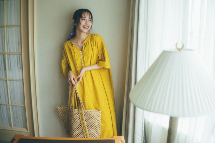 心躍るディナーへは華やかな一枚を纏って。ワンピース¥14,300、パンツ¥9,350（ともにジャーナル スタンダード レリューム）、バンダナ¥13,200（メゾンドリリス）、バッグ¥26,400（メイドインマダ）、シューズ¥26,400（ヘブンリー ジェリー／すべてジャーナル スタンダード レリューム ルミネ新宿店） モデル＝井桁井弘恵