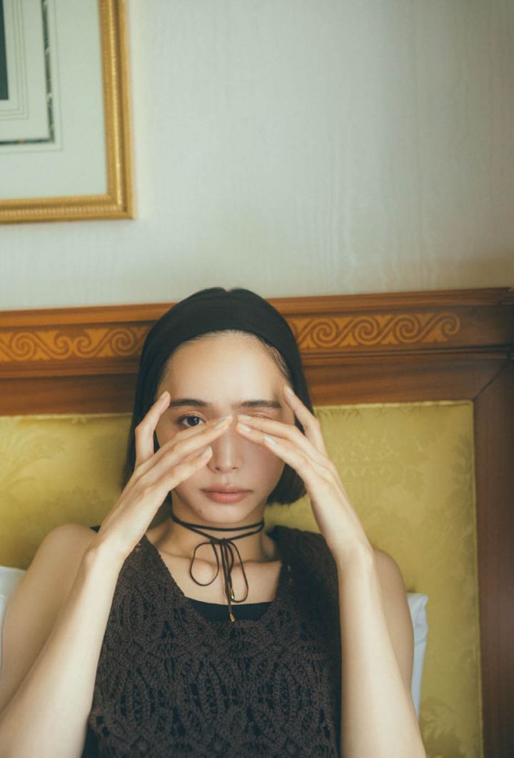 読書にうたた寝、ベッドでまどろむ贅沢な午後。 モデル＝井桁弘恵