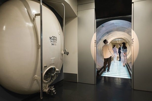 【写真】実際に貯酒工程で使われていたタンクの中も通る