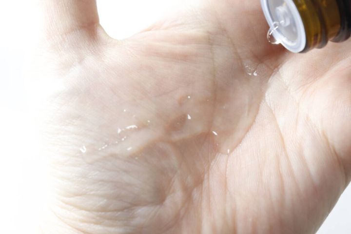 スタンダードプロダクツの琥珀の雫 化粧水のテクスチャー