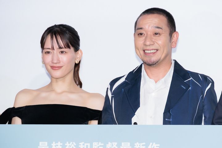 映画『箱の中の羊』初日舞台挨拶に出席した（左から）綾瀬はるか、大悟（千鳥） クランクイン！ width=