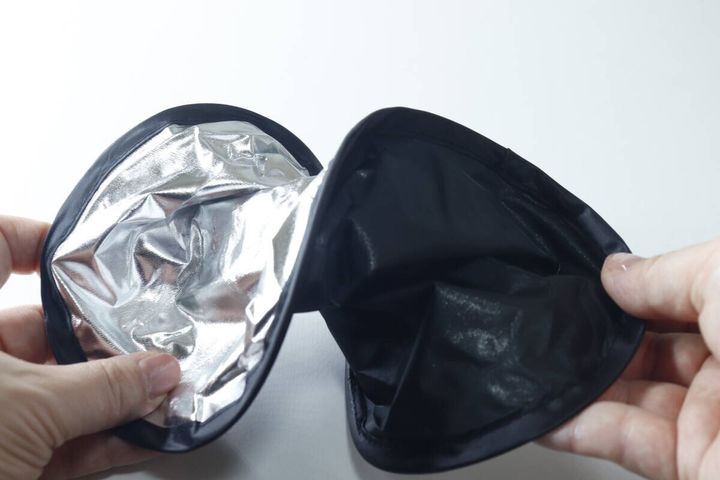 セリアの折りたたみ遮光うちわチェーン付を折りたたむ