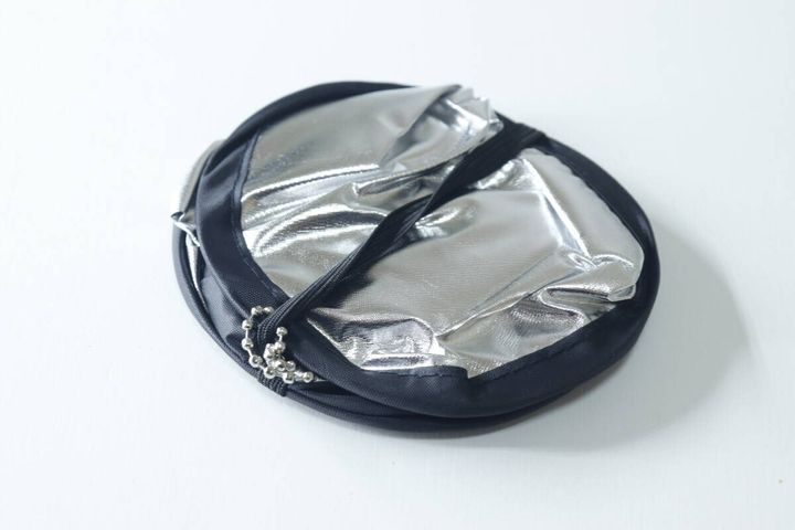セリアの折りたたみ遮光うちわチェーン付のビジュアル