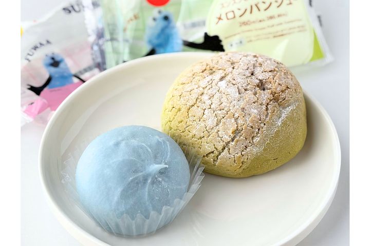 （写真・左）スンスンのふわあっ♪食感のマシュマロ大福ブルーベリー／￥183、（写真・右）セブン‐イレブンスンスンのふわふわクリームメロンパンシュー／￥280（税込み）
