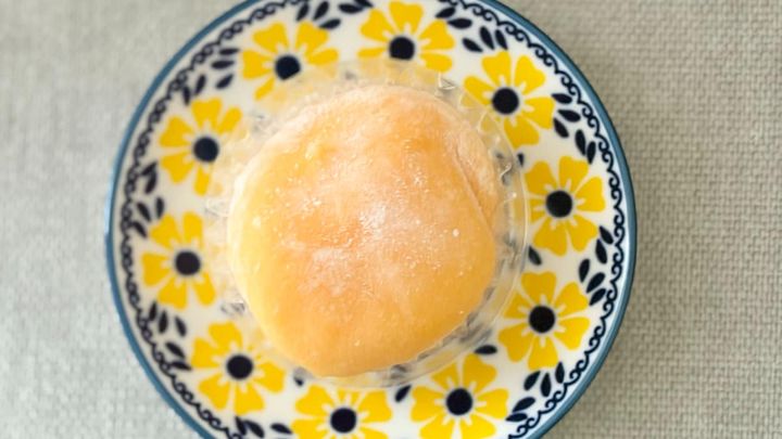 香りも味も驚くほどにメロン！【セブン】の新作大福が「ジューシー」