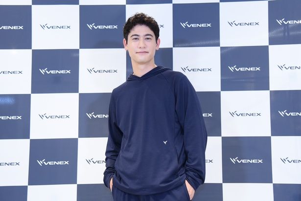 「スタンダードドライプラス」を着用し、トークイベントに登壇した国山ハセンさん 撮影：ソムタム田井