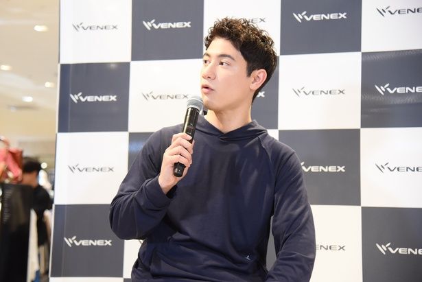 「睡眠の質を数字で把握するようにしています」と話す国山ハセンさん 撮影：ソムタム田井
